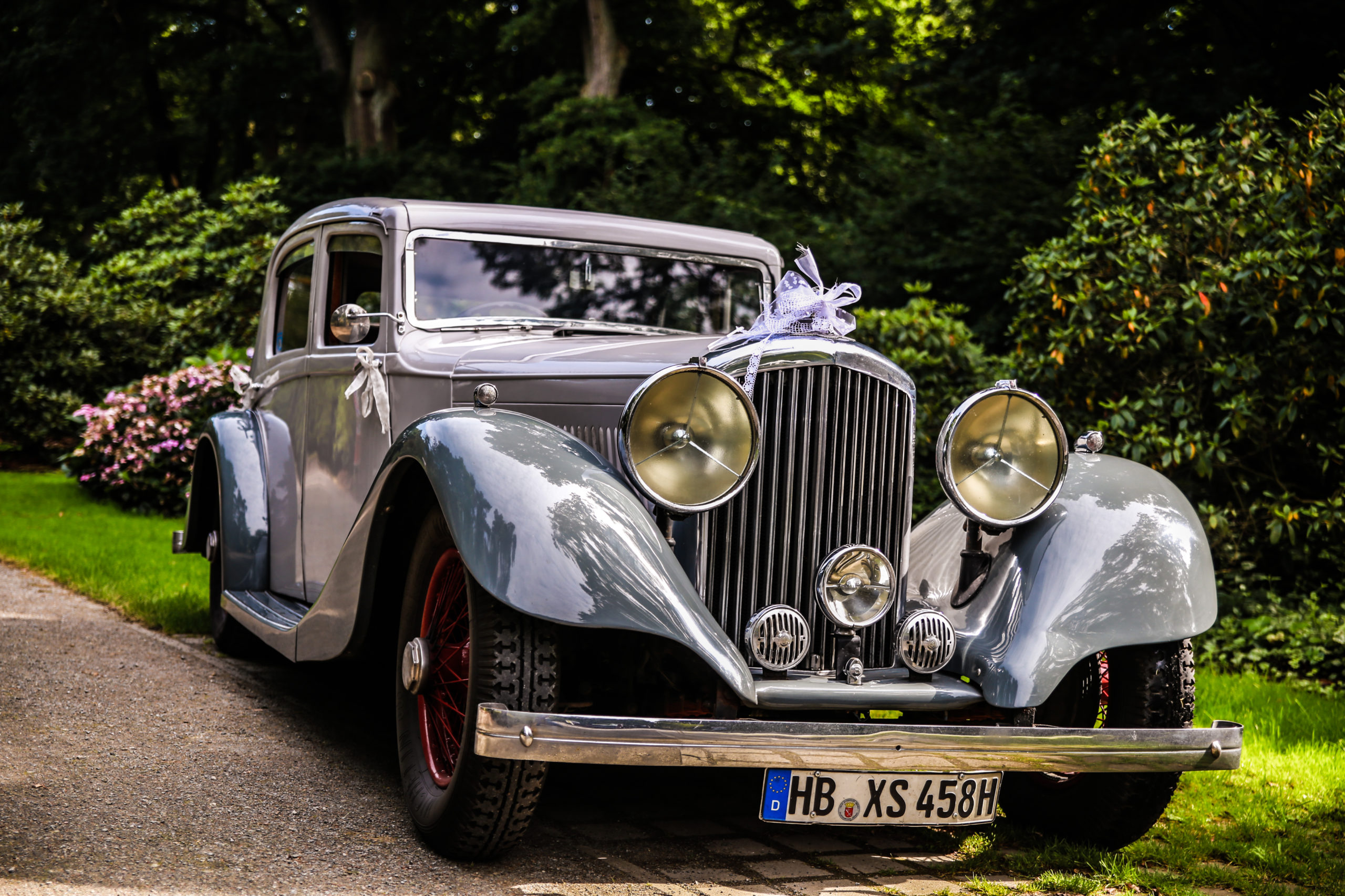 Silbergrauer Bentley 3½ Litre von 1935 mit Hochzeitsschmuck