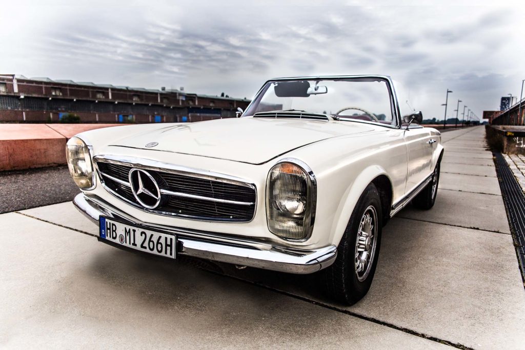 Weißer Mercedes 230 SL Pagode Cabrio von 1964 in der Bremer Überseestadt
