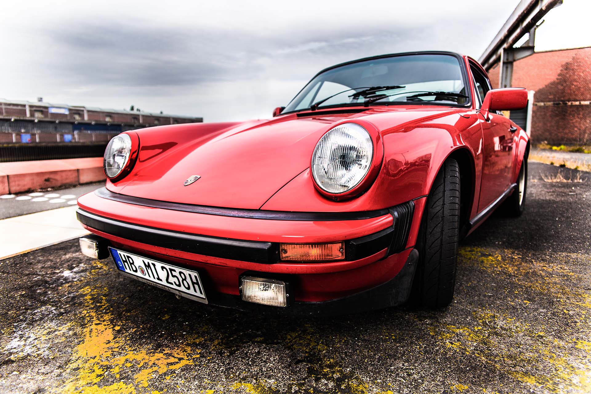 Roter Porsche 911 SC von 1980 in der Bremer Überseestadt